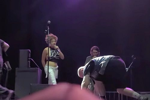Clip ca sĩ tiểu vào mặt khán giả ngay trên sân khấu full 18+